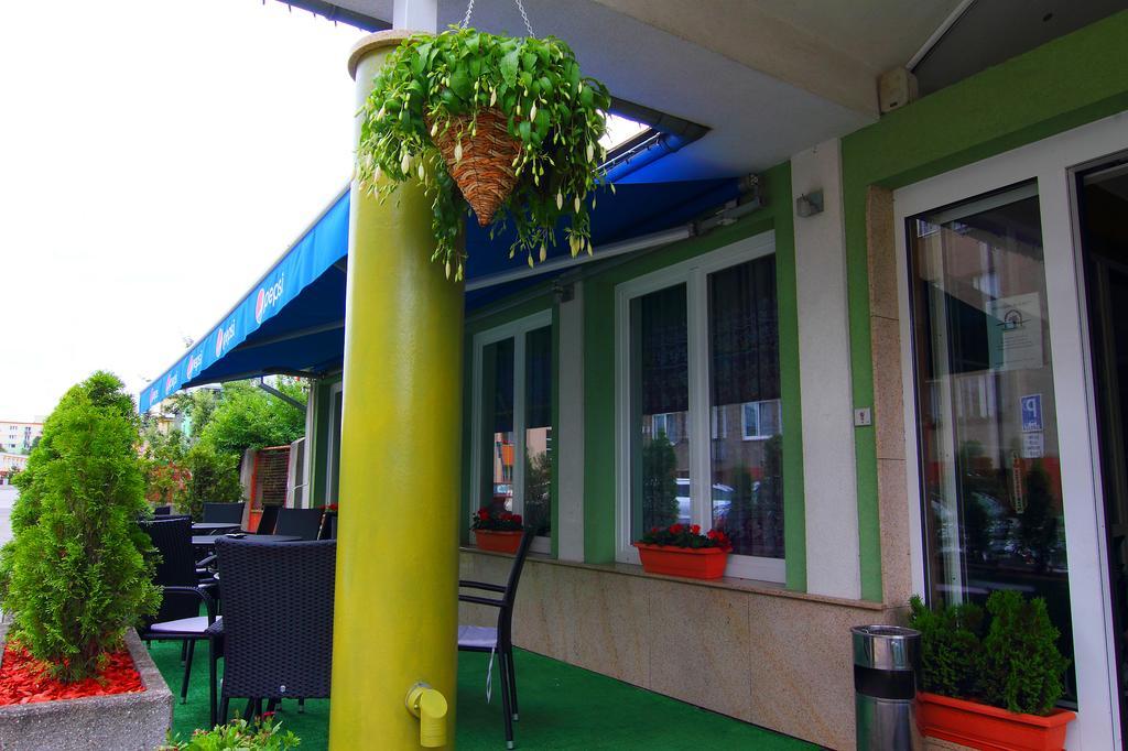 Penzion Blesk รูชอมแบรอค ภายนอก รูปภาพ